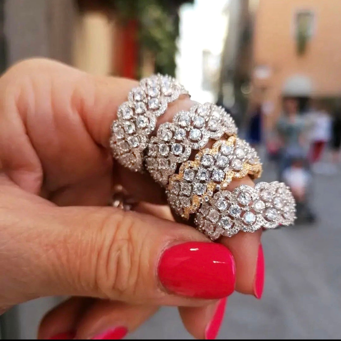 Anello fascia con zirconi