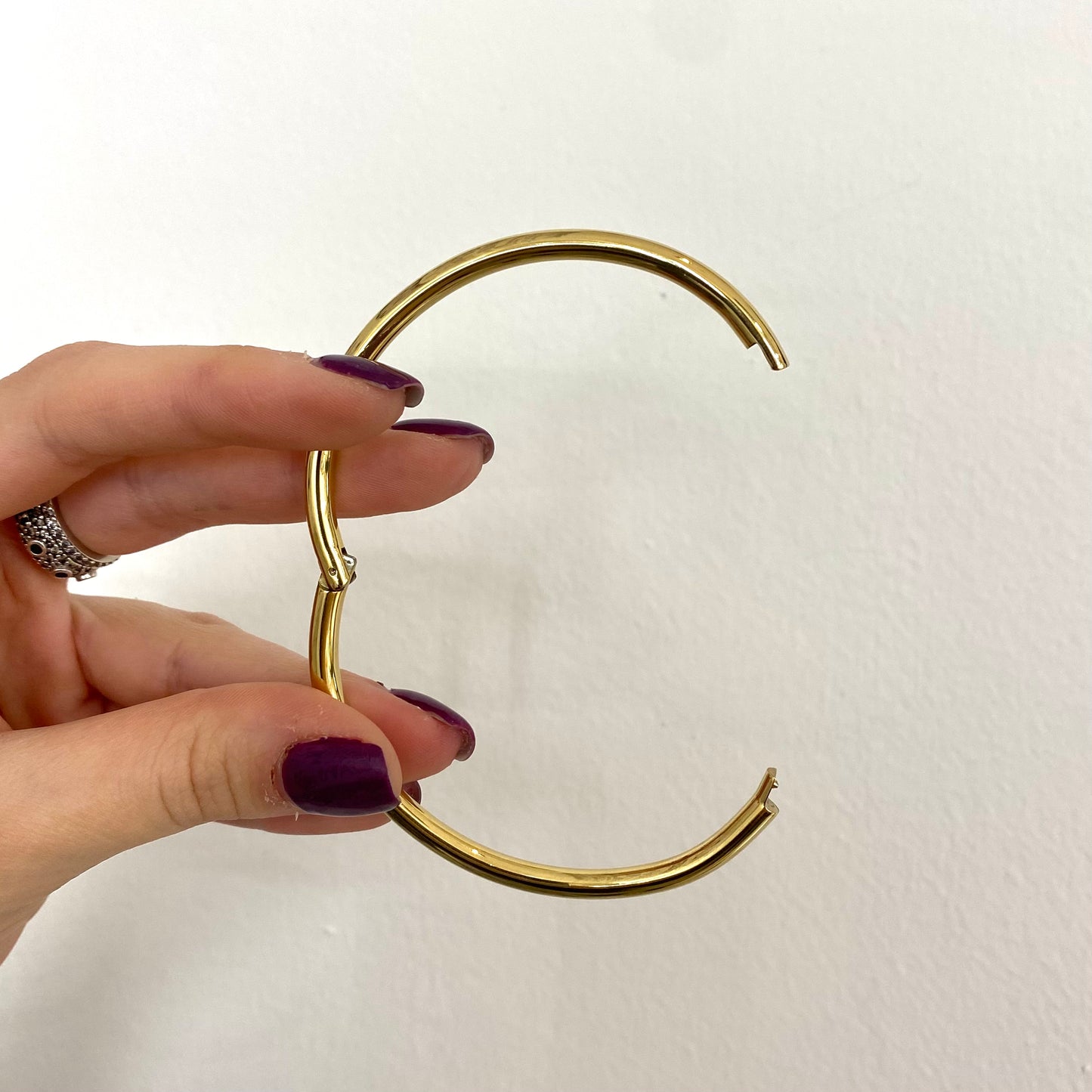 Bracciale rigido a scatto