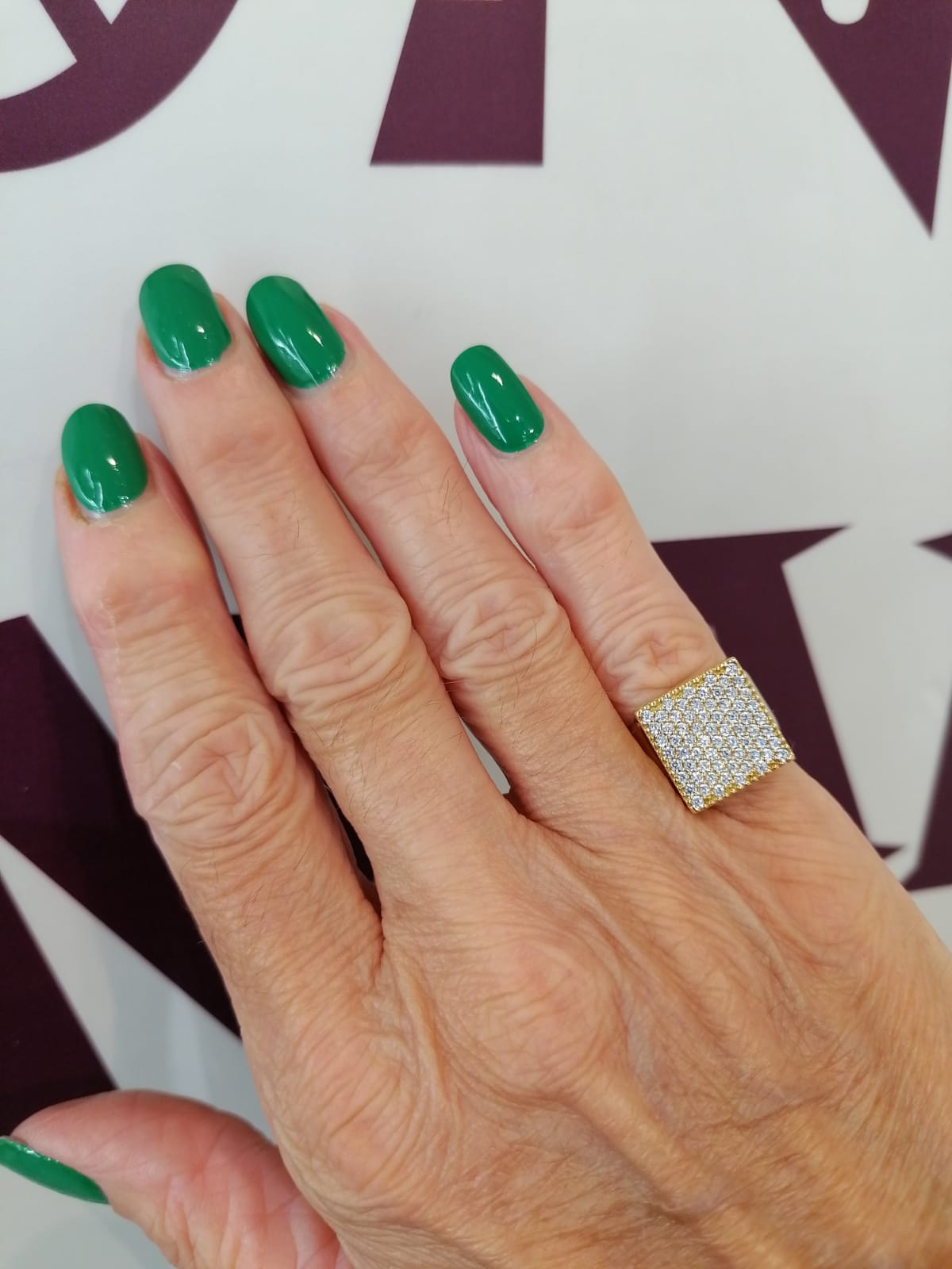 Chevalier quadrato dorato con zirconi